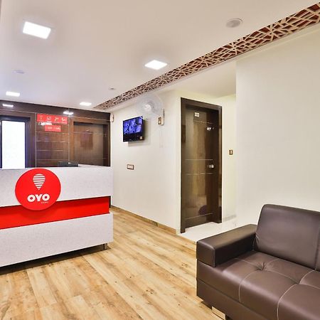 Hotel O Red Apple Ahmedabad Esterno foto