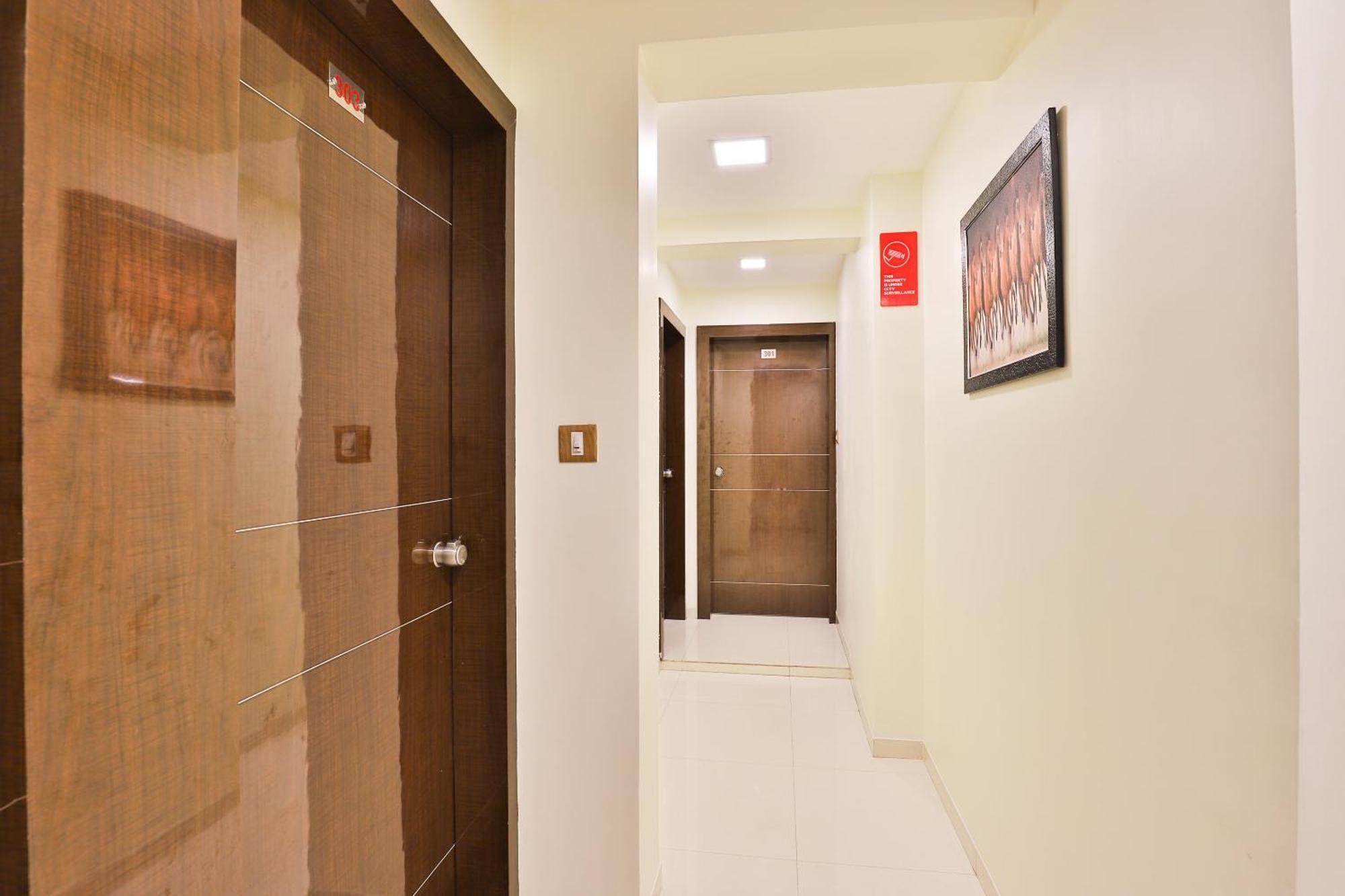 Hotel O Red Apple Ahmedabad Esterno foto