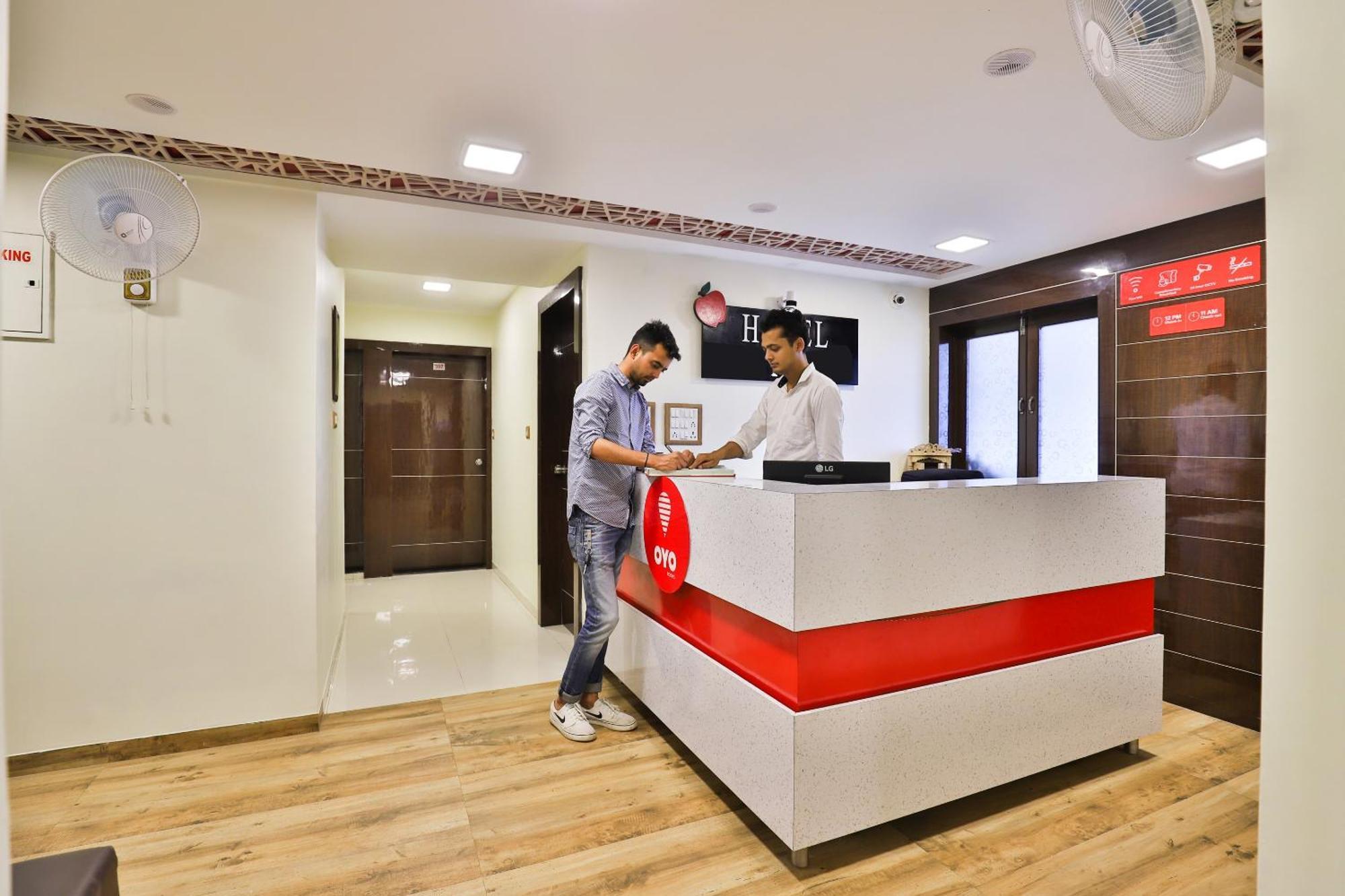 Hotel O Red Apple Ahmedabad Esterno foto