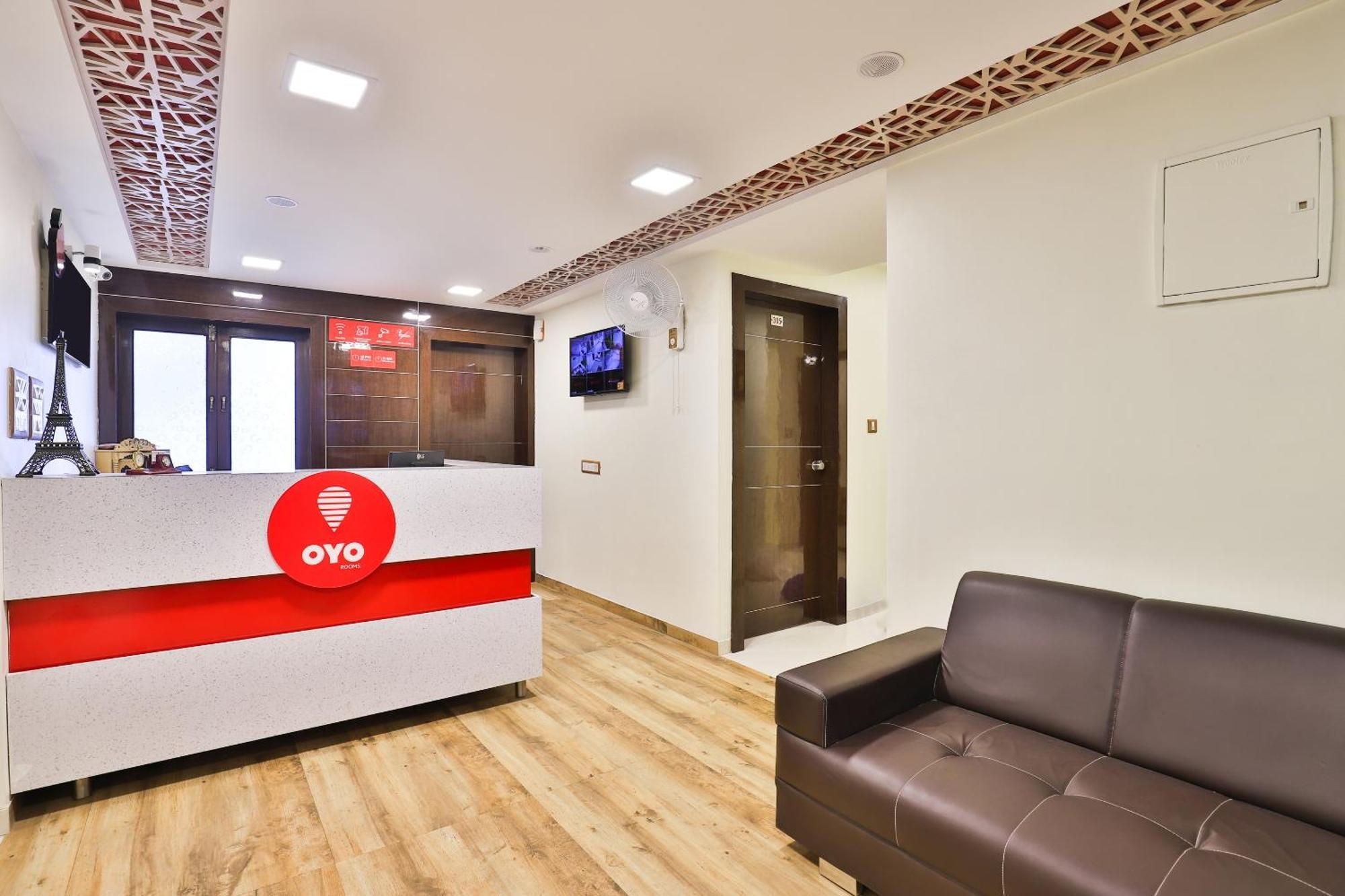 Hotel O Red Apple Ahmedabad Esterno foto