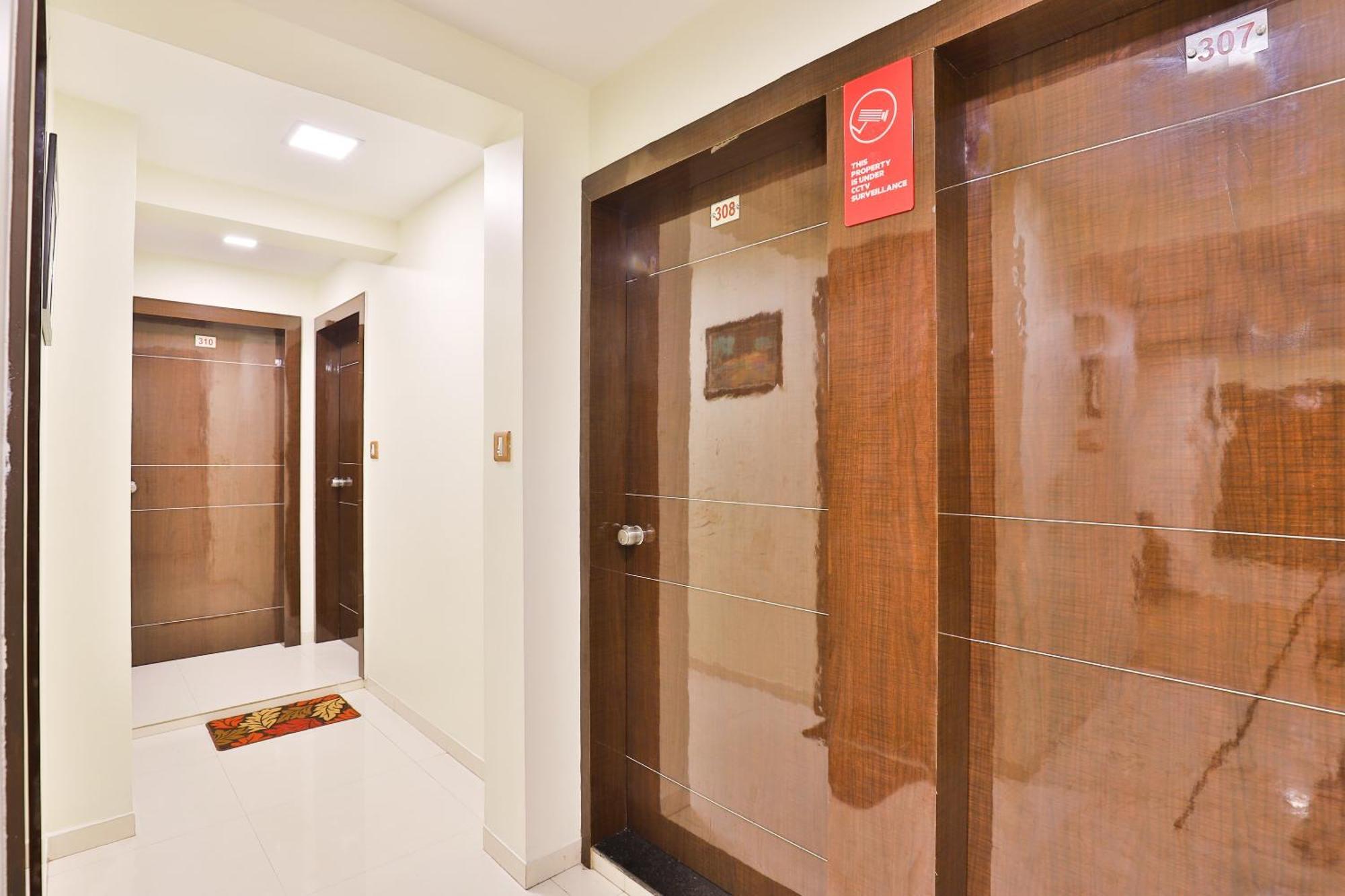 Hotel O Red Apple Ahmedabad Esterno foto