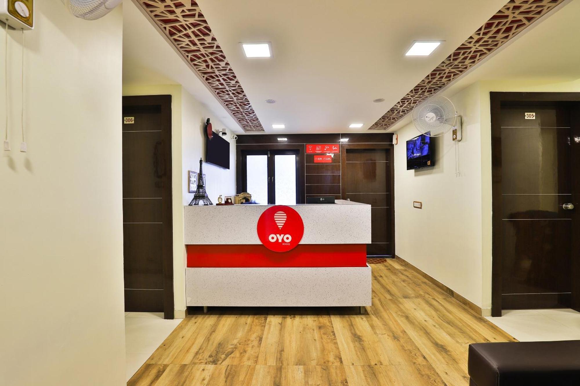 Hotel O Red Apple Ahmedabad Esterno foto